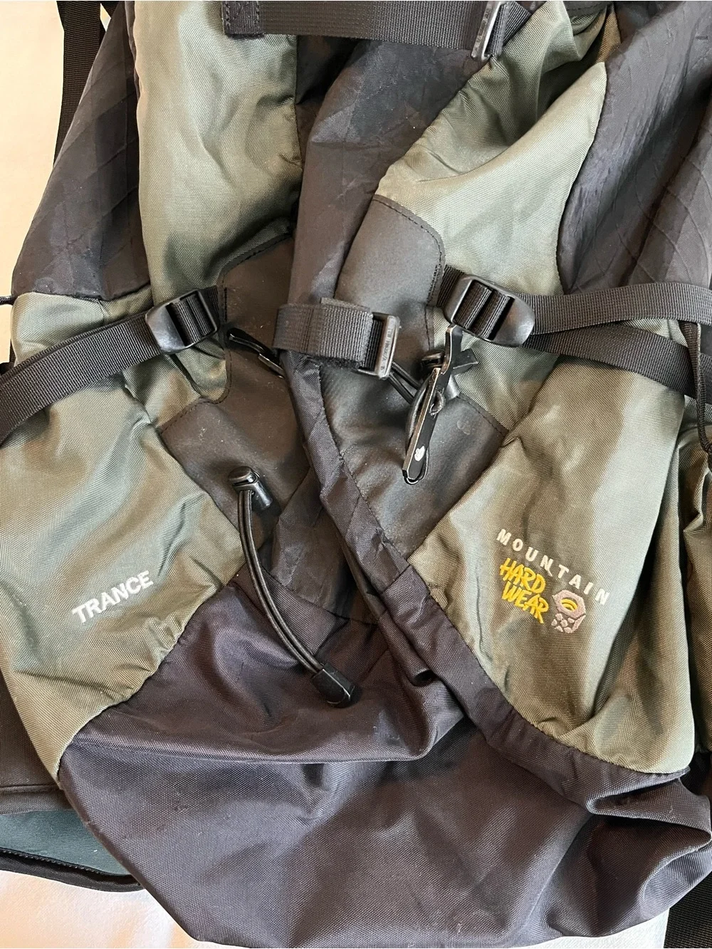 Mountain HardWear Trance Men’s Black Olive Hiking Backpack 32” Lgth 55 liter EUC